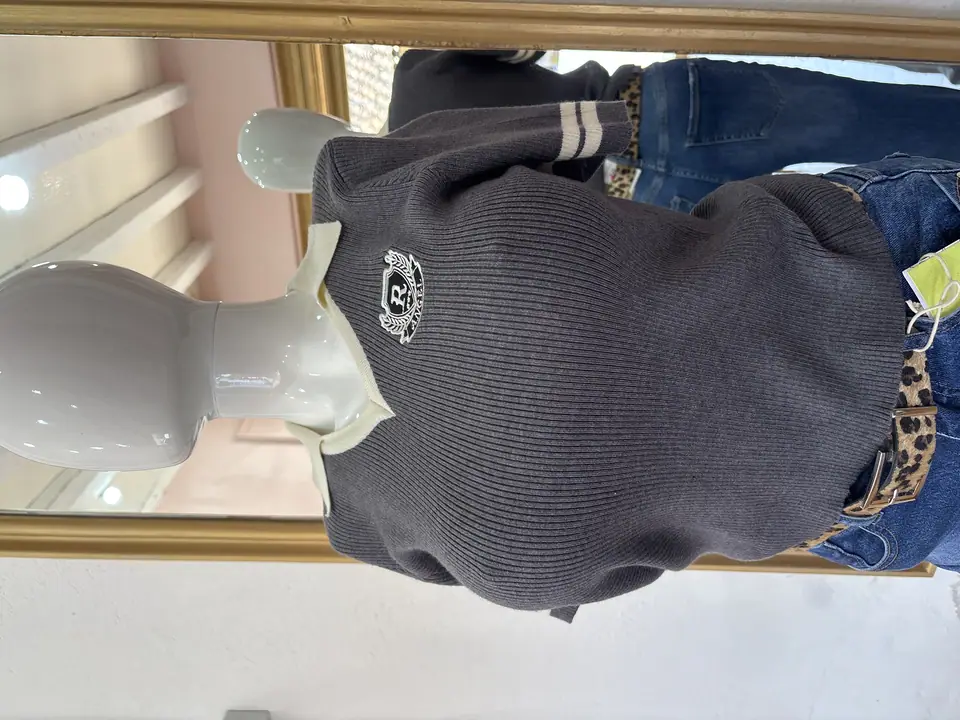 Blusa tipo polo gris