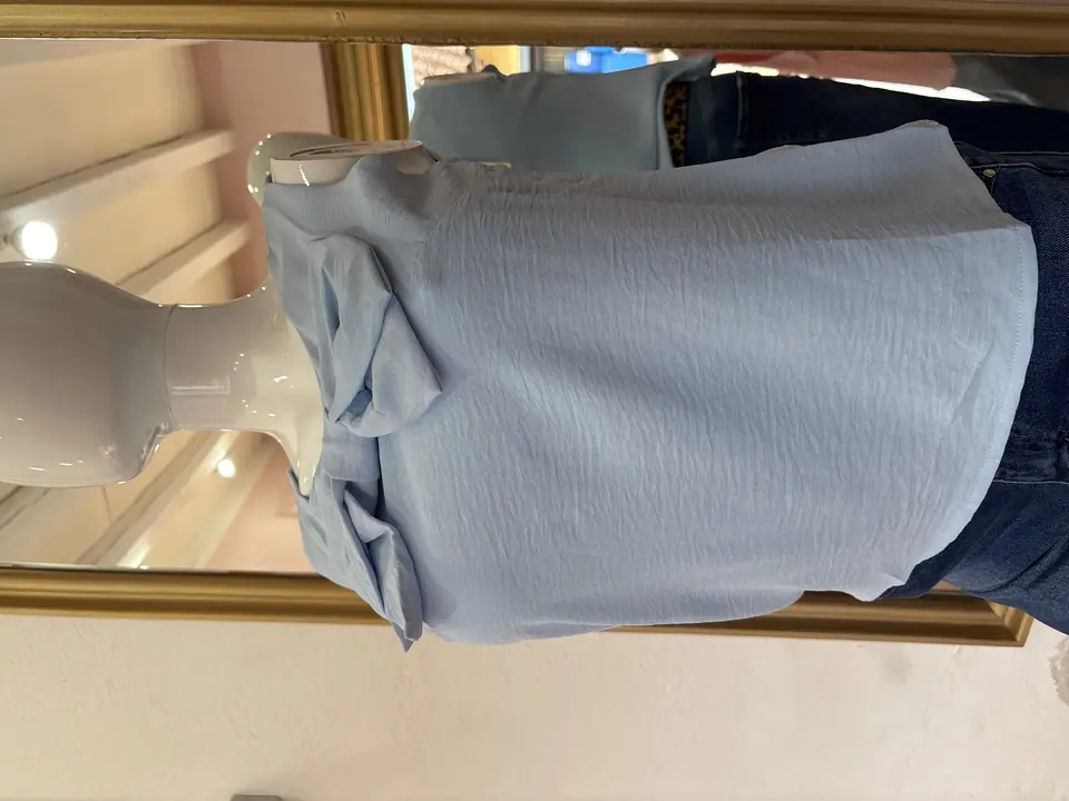 Blusa de moño enfrente