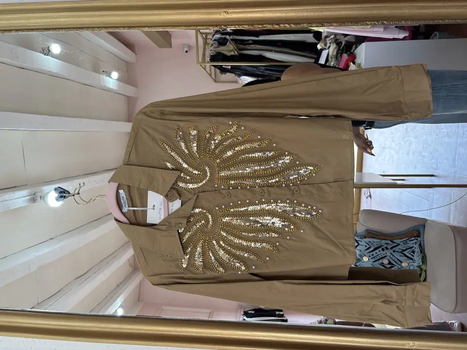 Camisa café con alas doradas