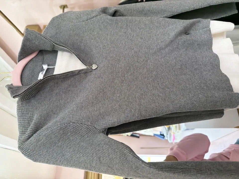 Suéter cierre y blusa gris