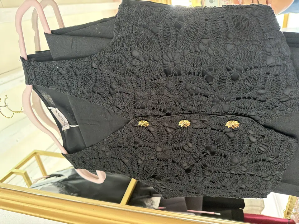 Conjunto negro chaleco de emcaje