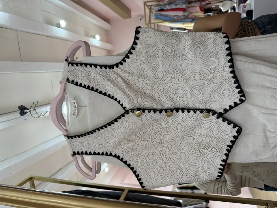 Conjunto beige con encaje