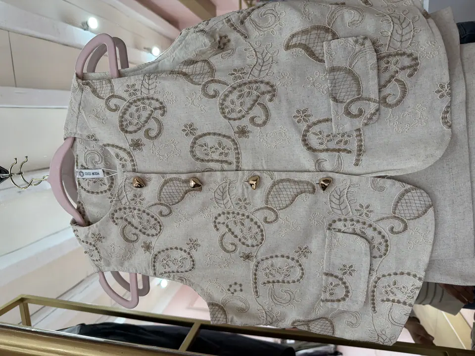 Conjunto beige con encaje