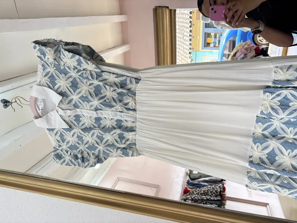 Vestido azul blanco y flores