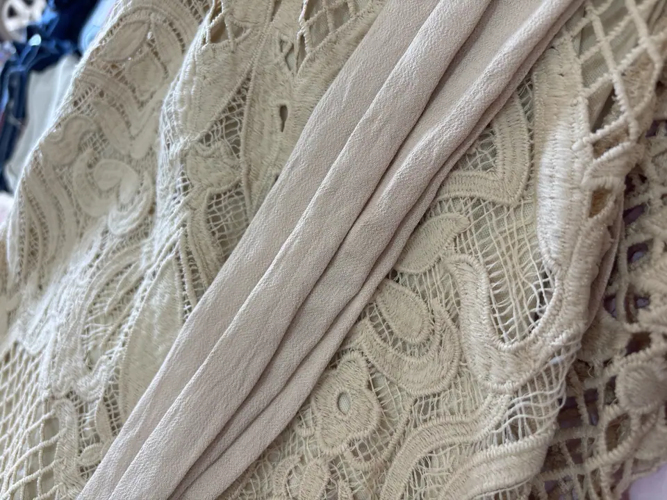 Vestido largo beige de encaje