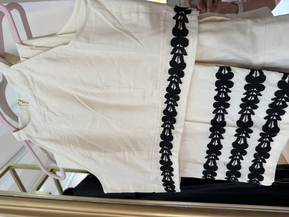 Conjunto beige con bordado de manta