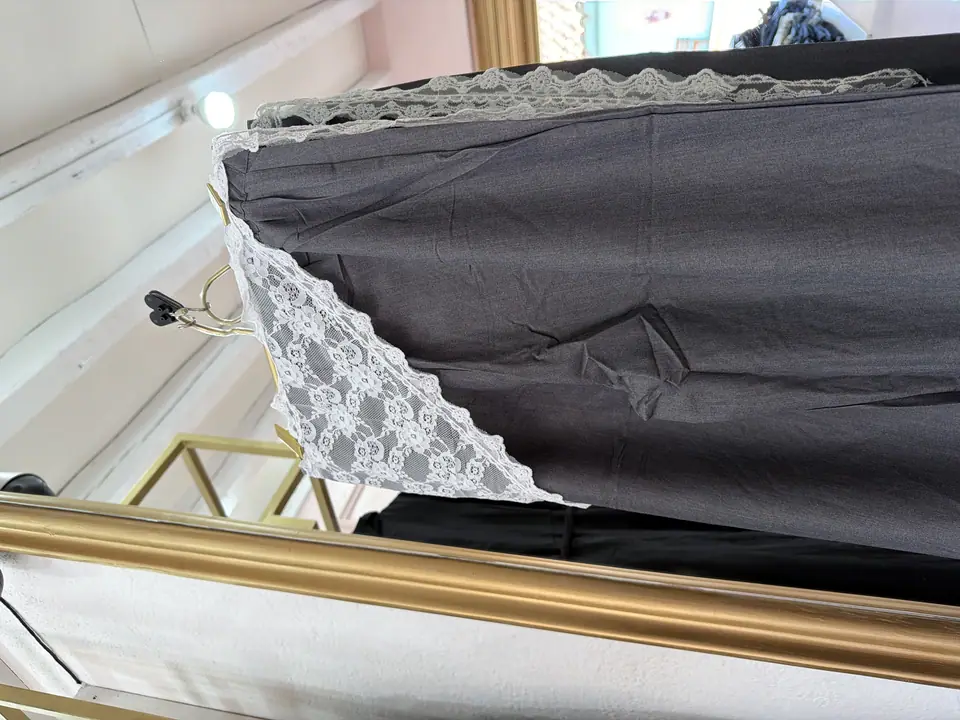 Pantalón con sobre tela blanca