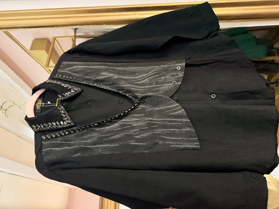 Camisa negra con chaleco