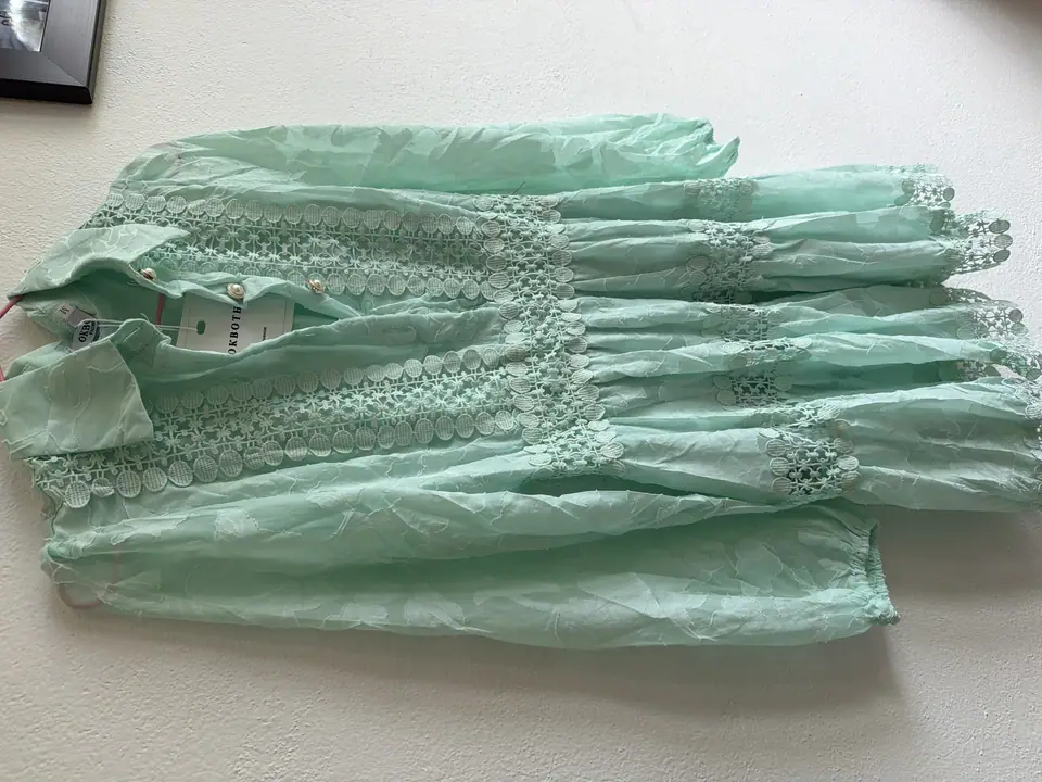 Vestido corto con encaje