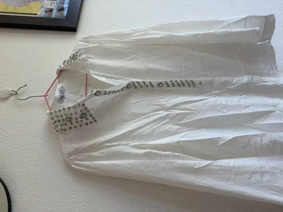 Camisa blanca con cuello brillos