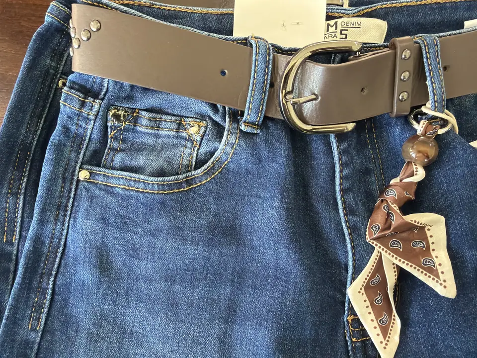 Pantalón con broches en el cinturón