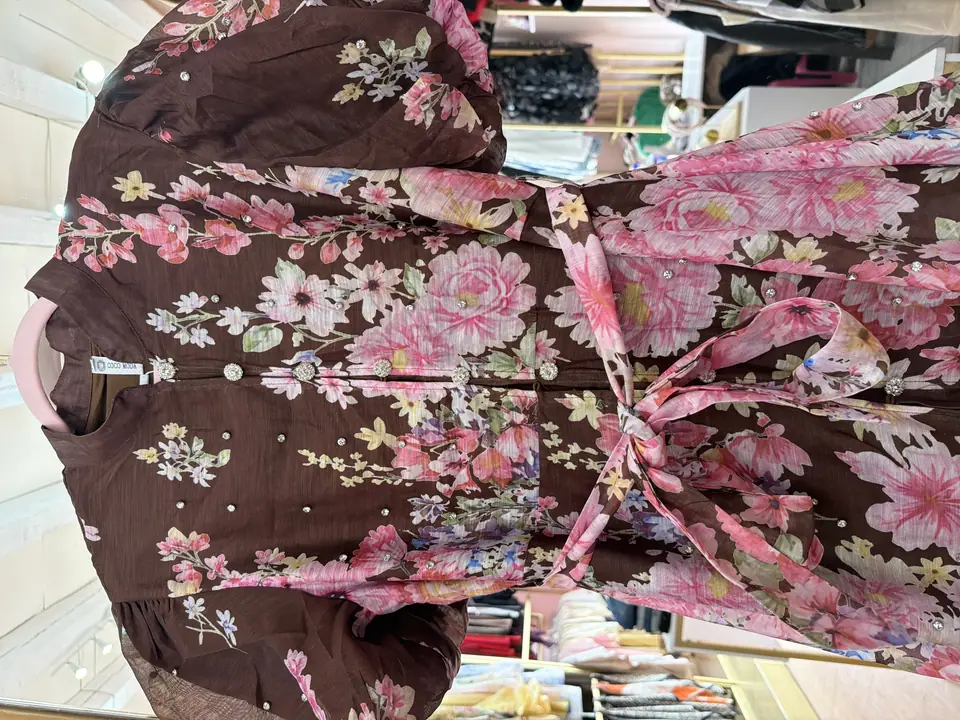 Vestido largo café con flores rosa y cristales