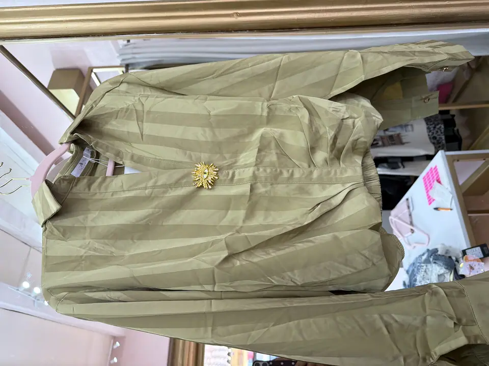 Camisa verde de líneas