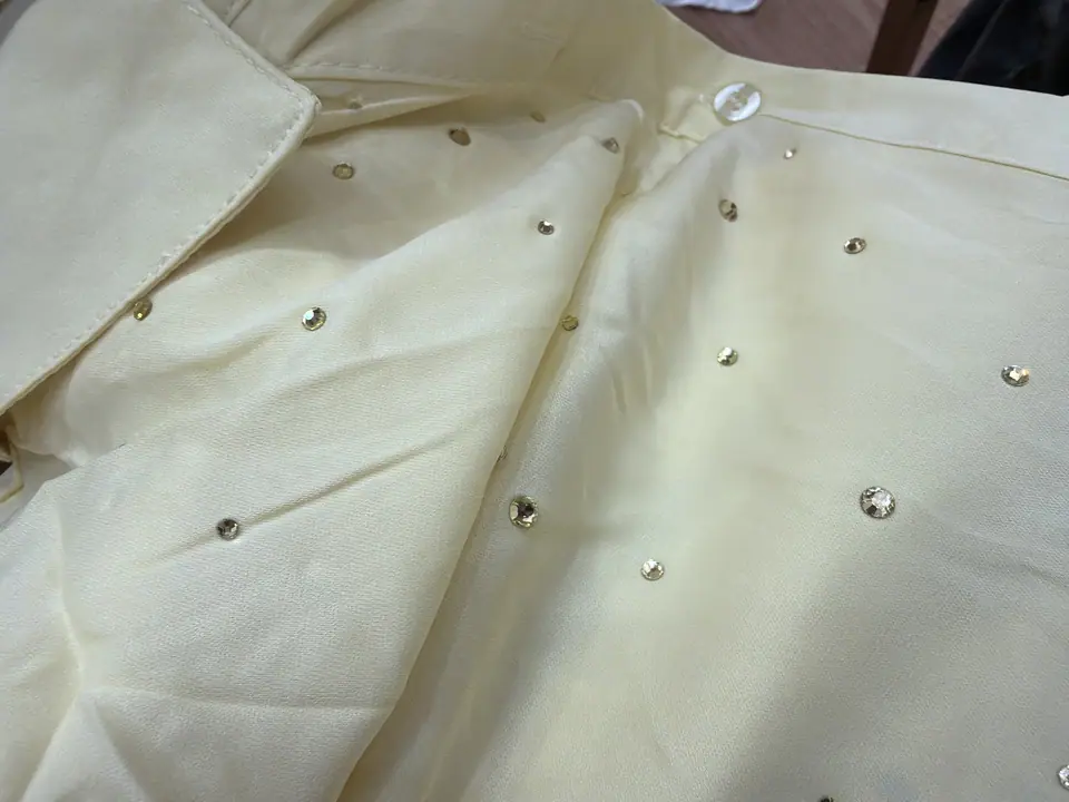 Camisa amarilla con diamante