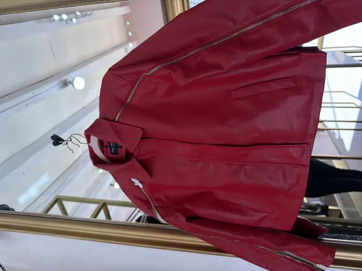 Chamarra de vinipiel roja