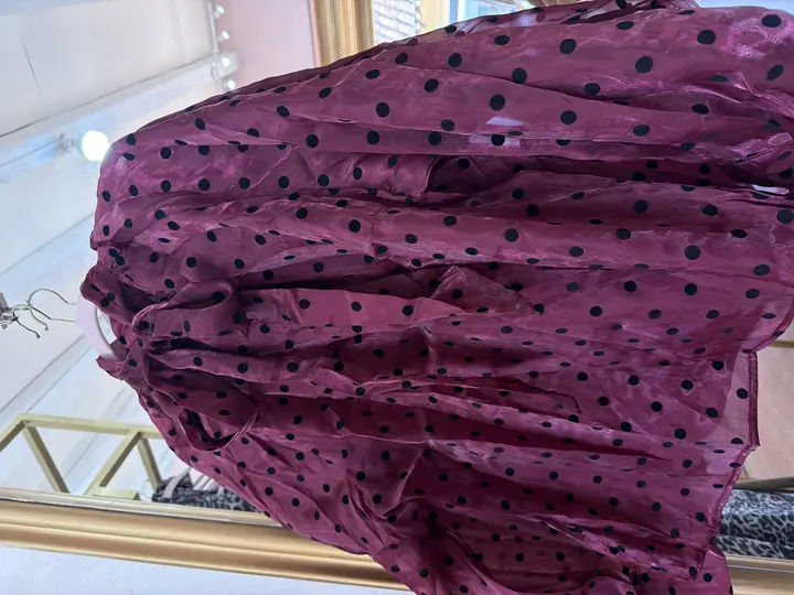 Camisa vino con puntos