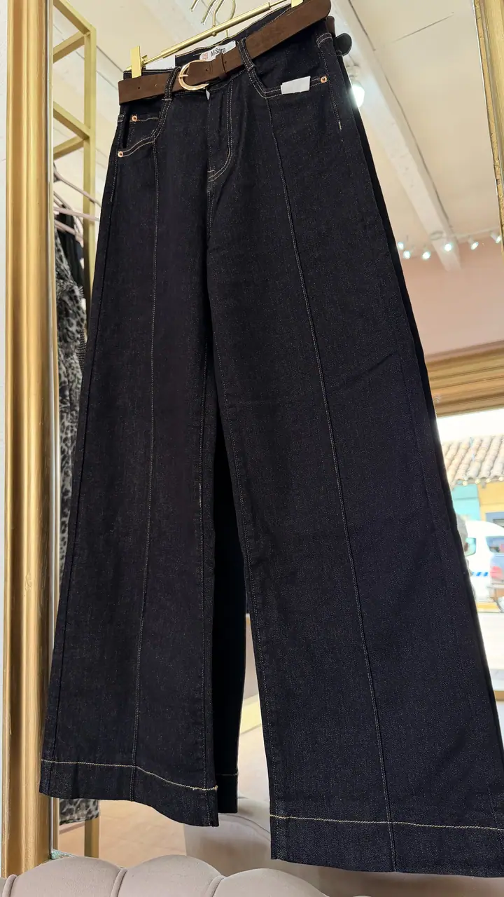 Pantalón oscuro con línea en medio