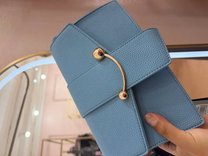 Bolsa azul de flores