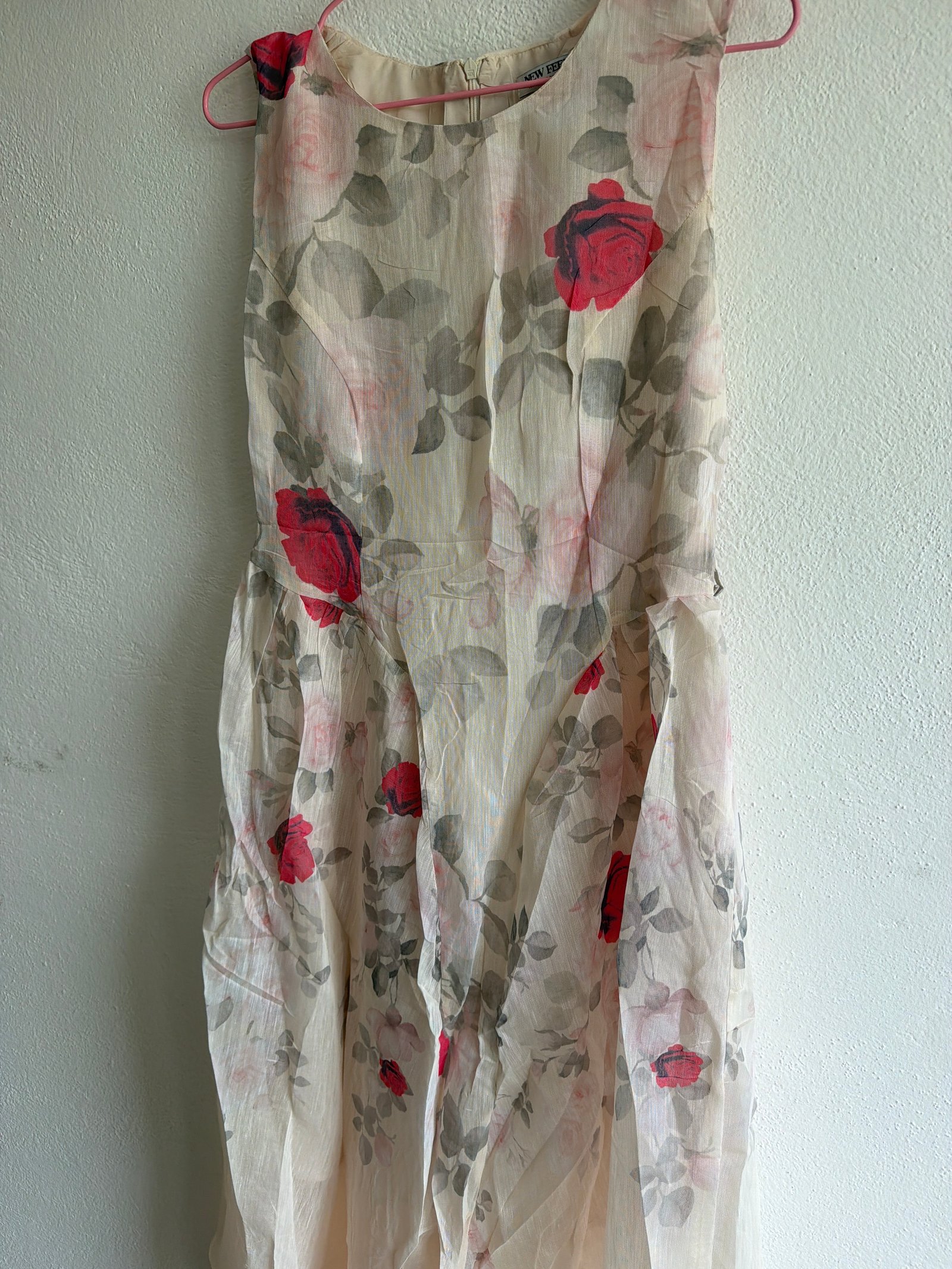 Vestido beige con flores rojas