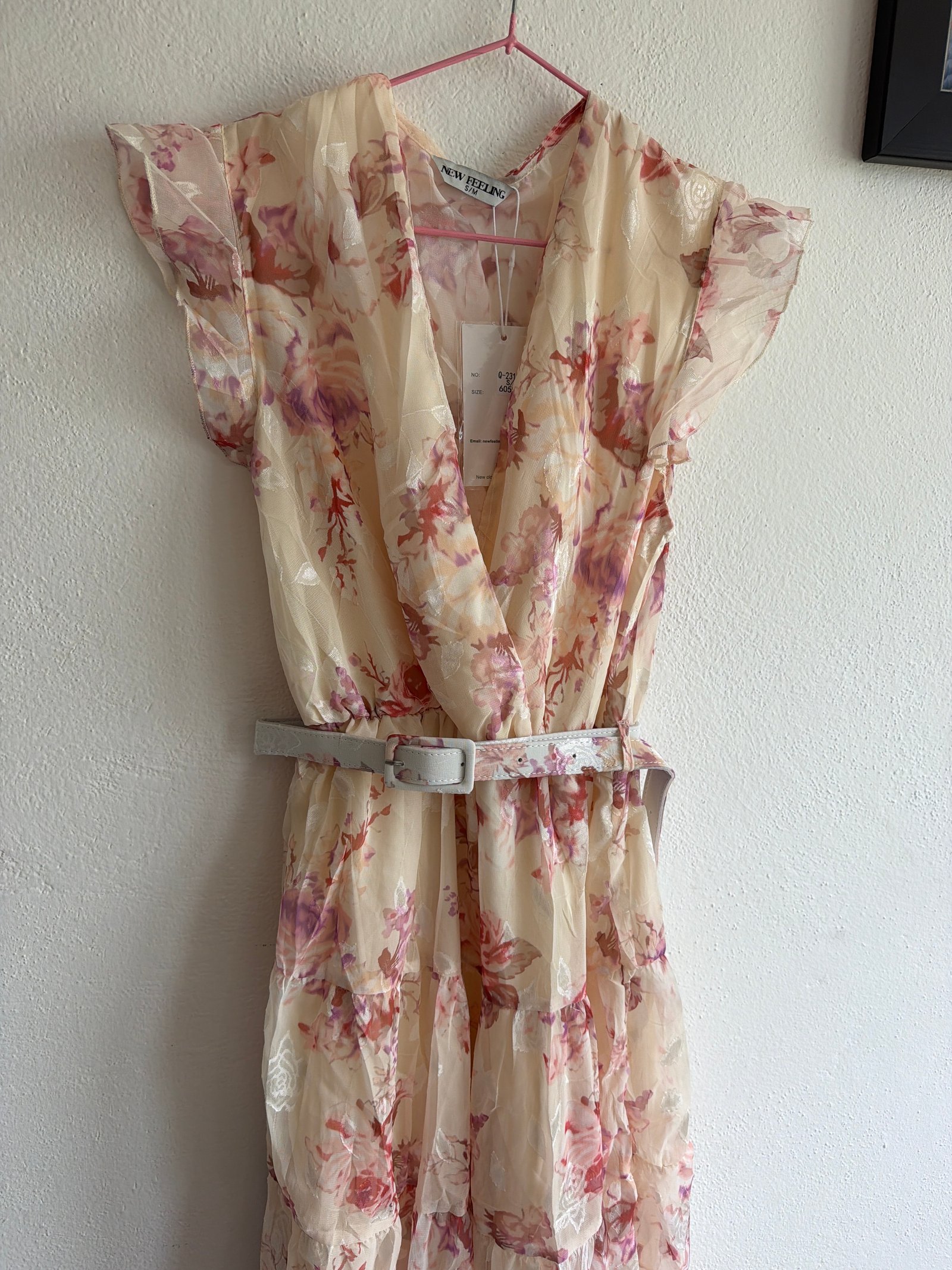 Vestido beige con flores rositas