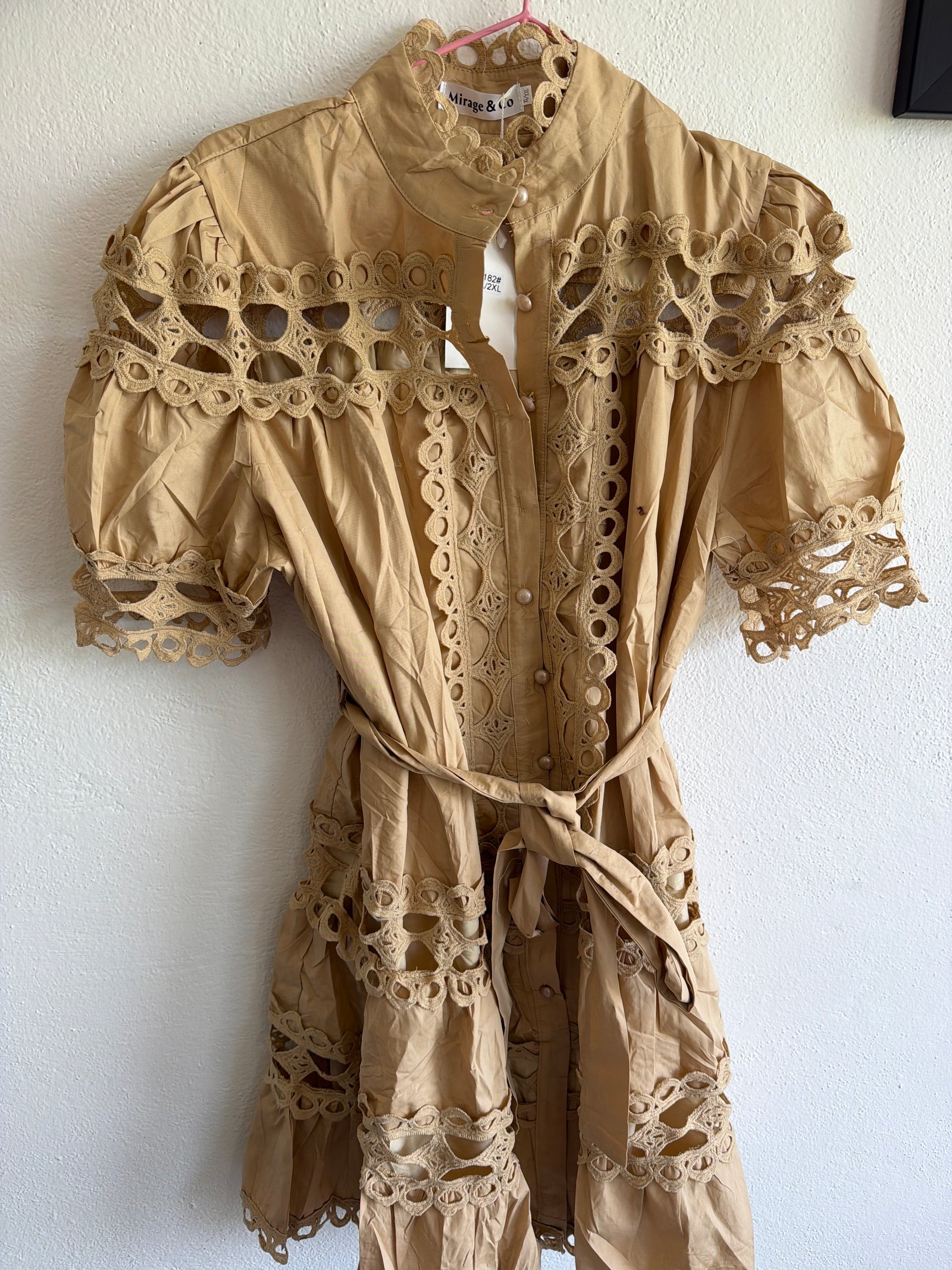 Vestido beige con mangas cortas
