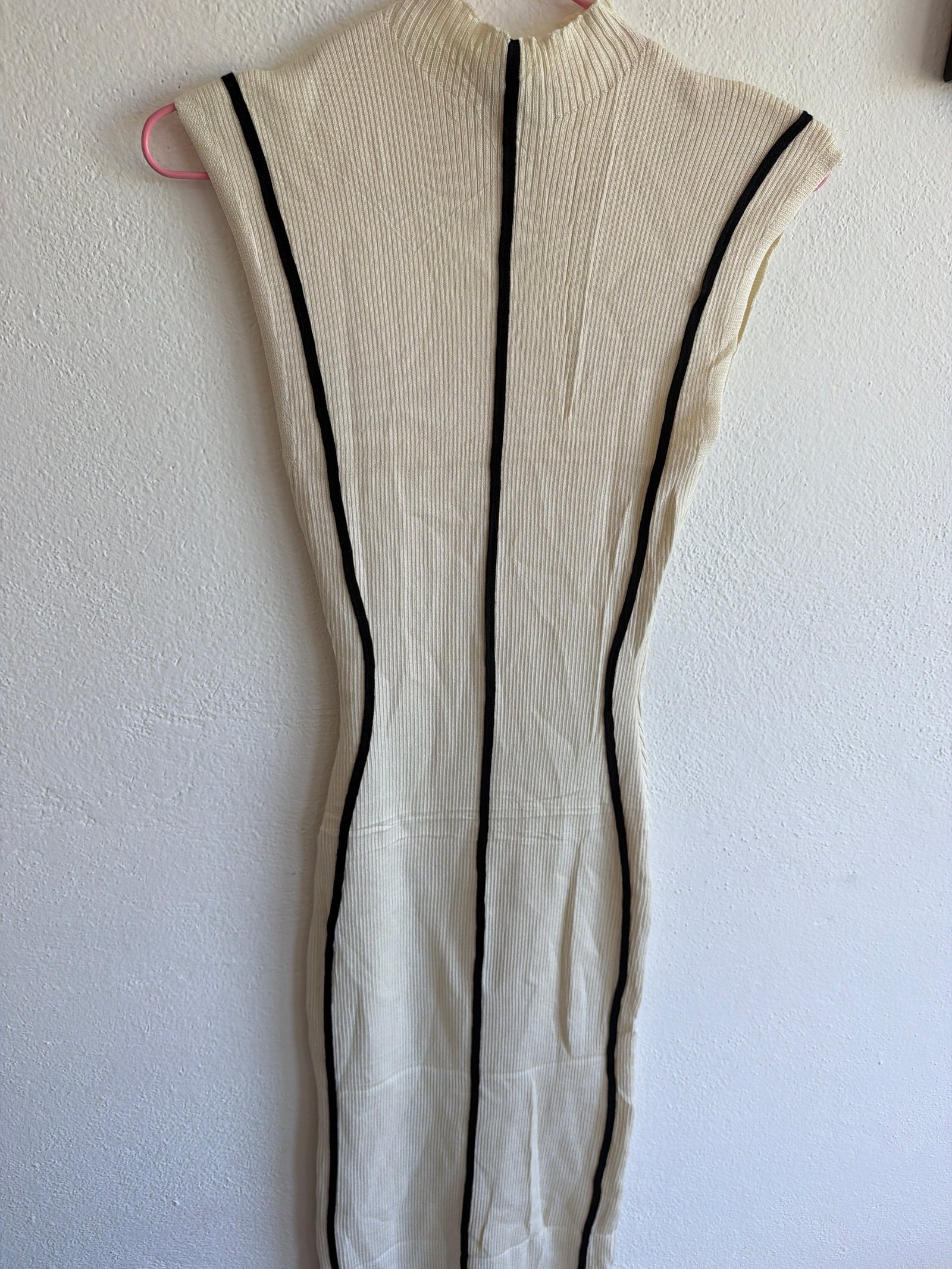 Vestido beige con líneas negras
