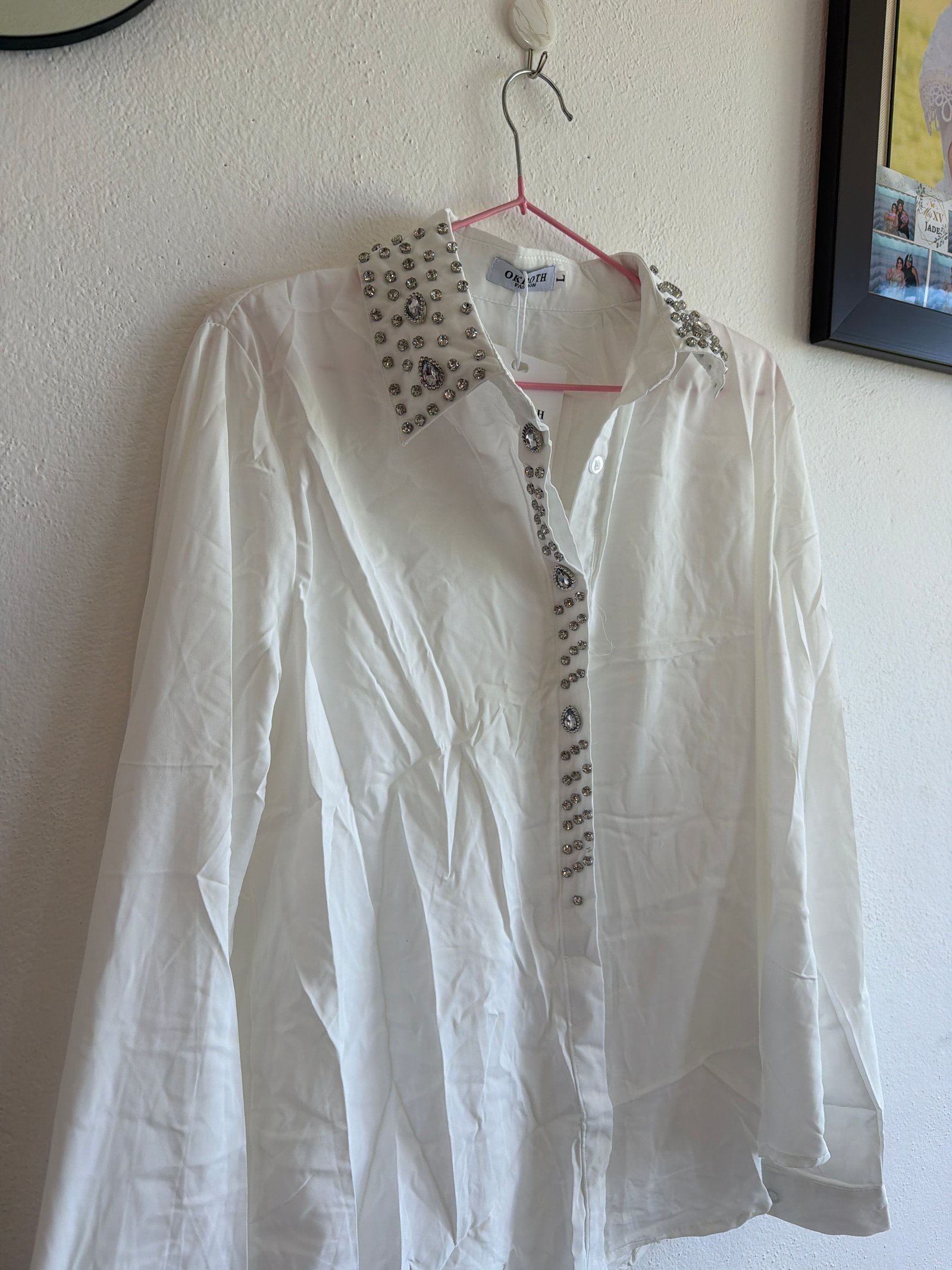Camisa blanca con cuello brillos