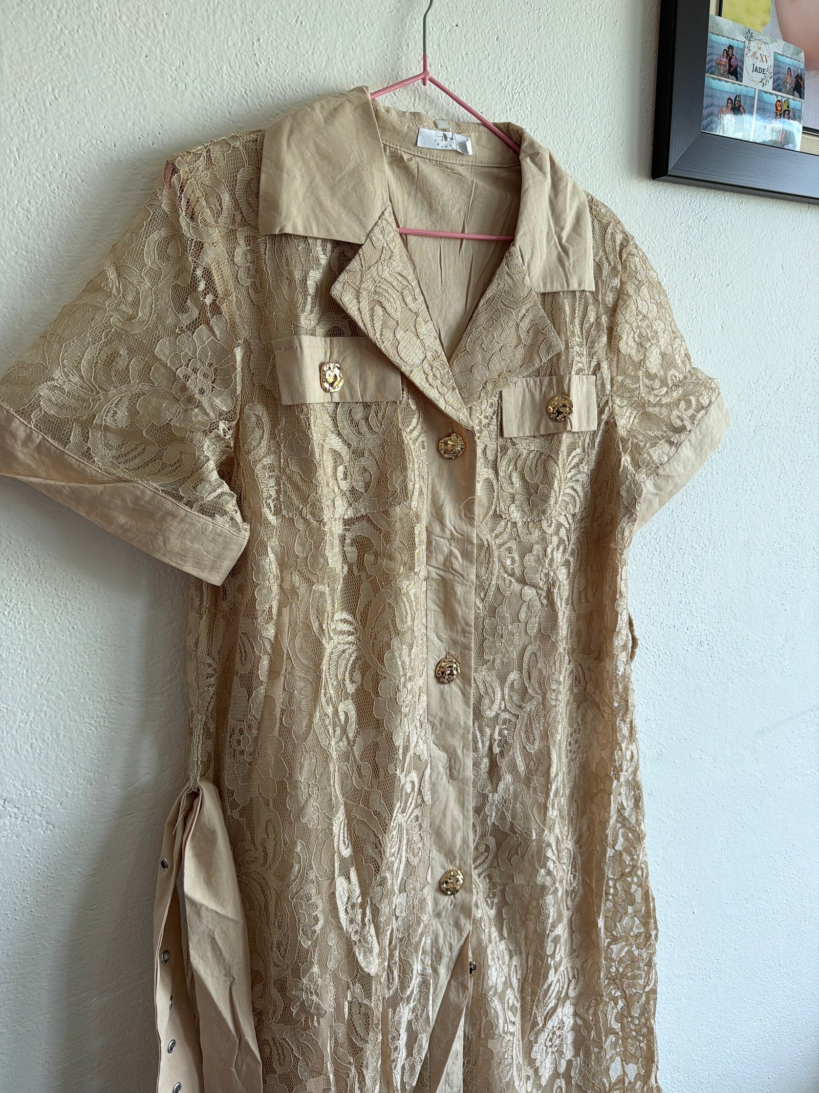 Vestido beige de encaje manga corta