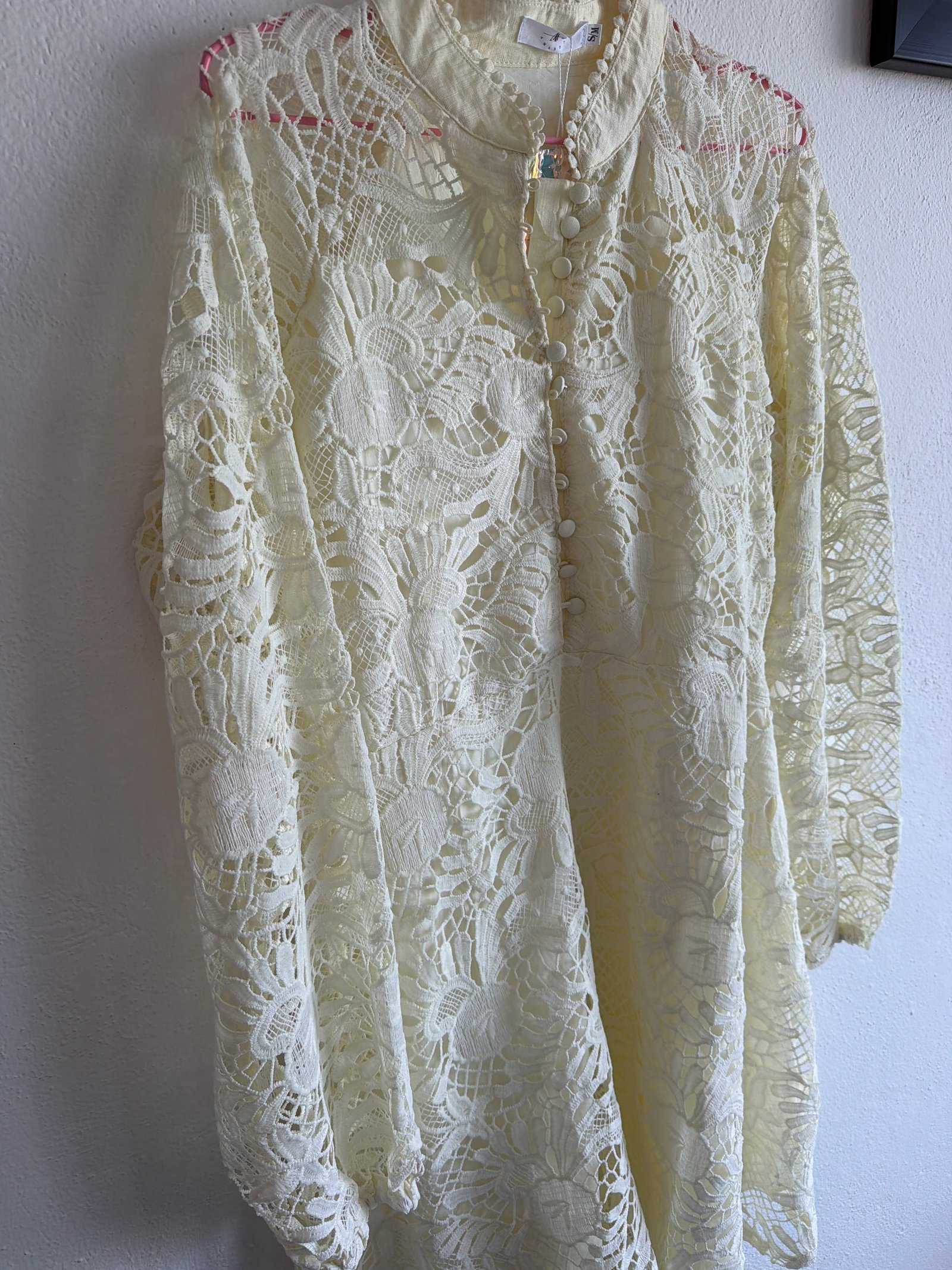 Vestido beige manga larga encaje