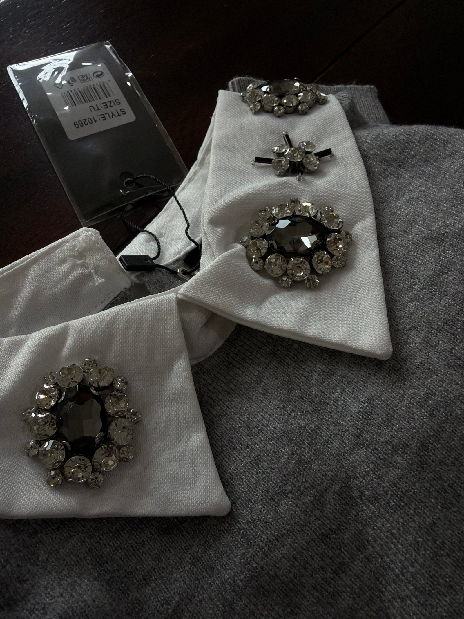 Suéter con cuello y piedras
