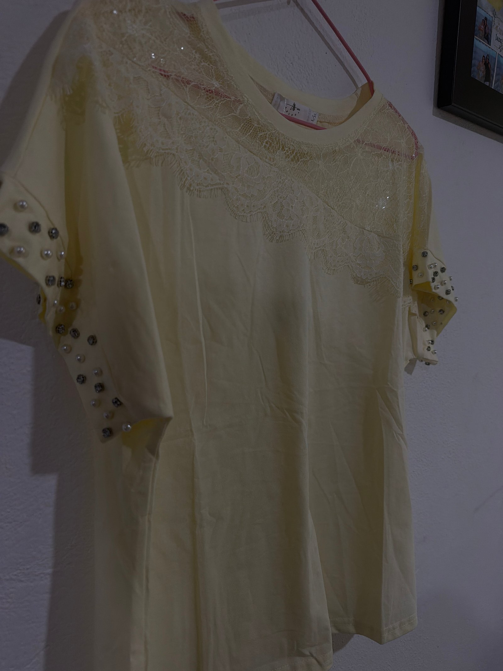 Playera amarilla con encaje brilloso