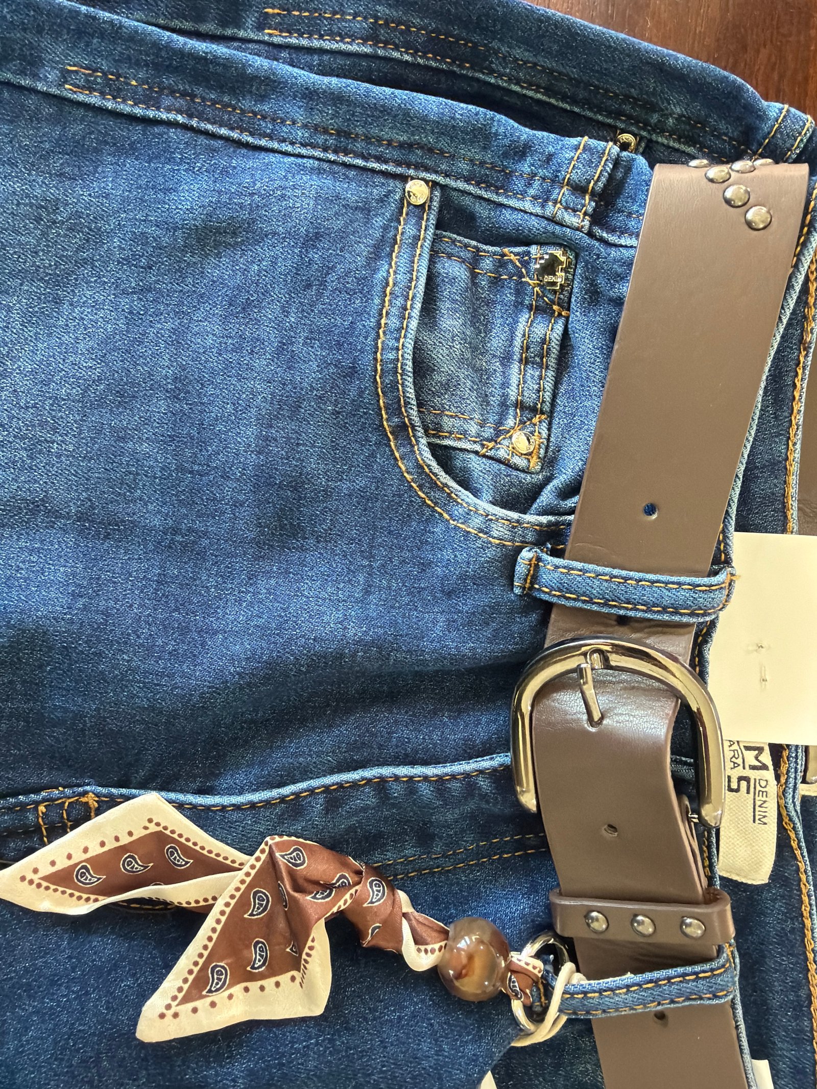 Pantalón con broches en el cinturón